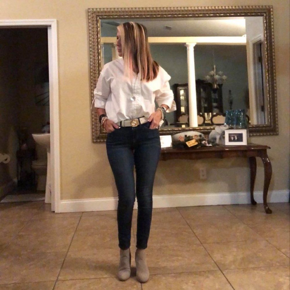 Rachel Hollis Ltd.Woven White Top w/ Sleeve Detail
